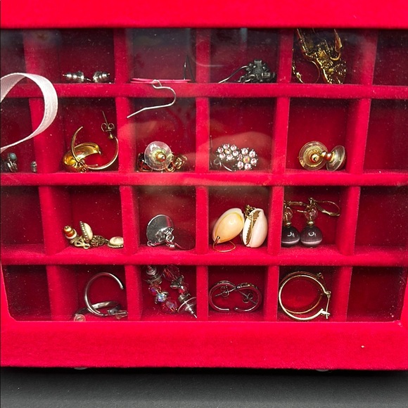 A whole earring wardrobe! 17 pair of vintage earrings in new hot pink case - Picture 1 of 12